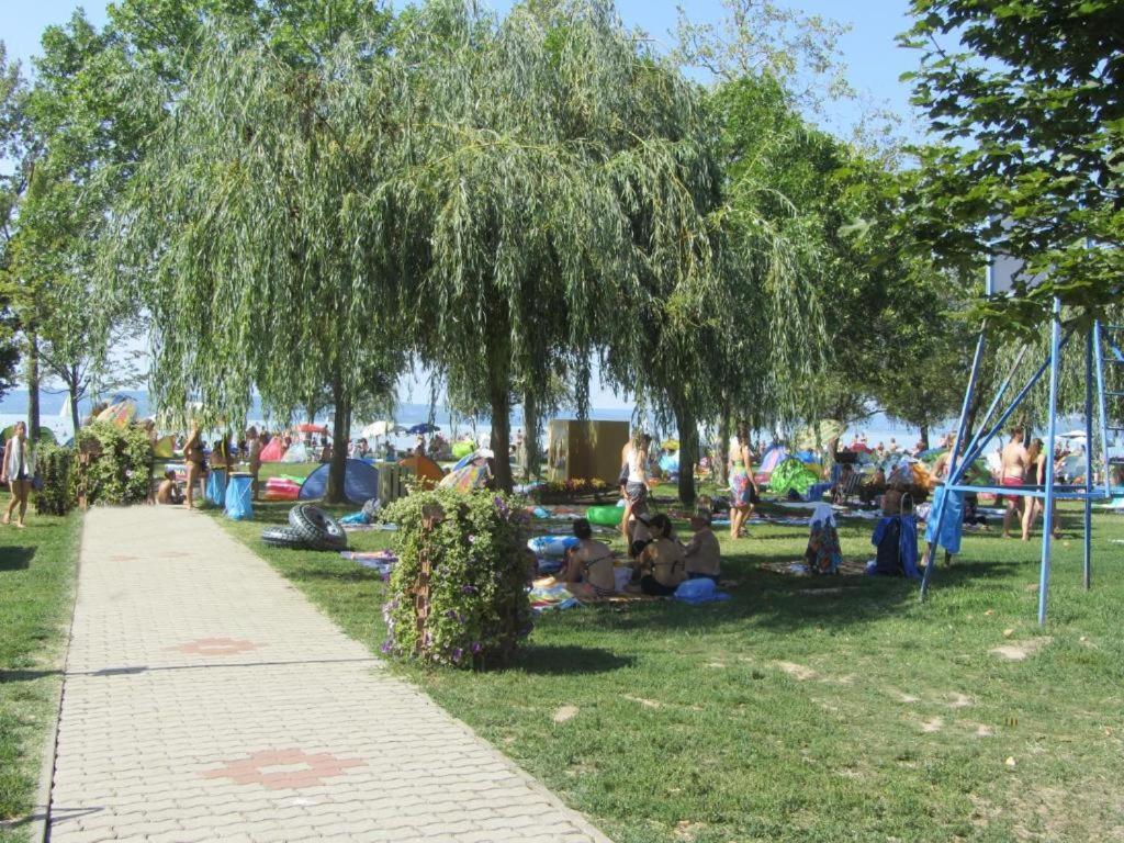 Grosses Ferienhaus Plattensee Balaton - Nyaralo Haz 6 Szobaval, 5 Fuerdoszobaval, 3000 Nm Apartment Szolad ภายนอก รูปภาพ