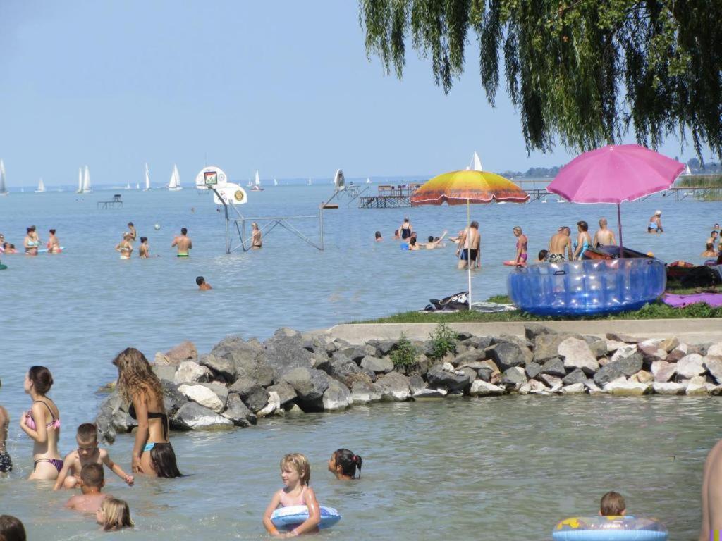 Grosses Ferienhaus Plattensee Balaton - Nyaralo Haz 6 Szobaval, 5 Fuerdoszobaval, 3000 Nm Apartment Szolad ภายนอก รูปภาพ