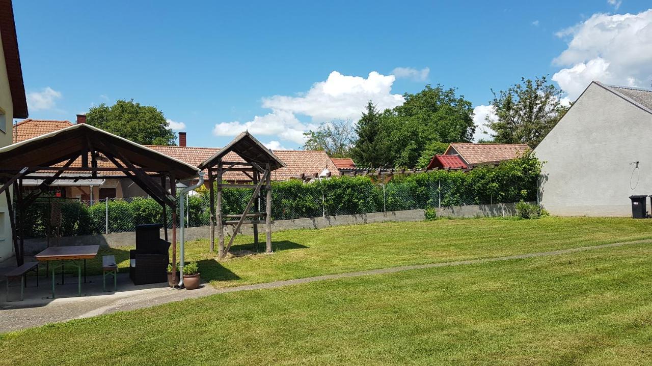 Grosses Ferienhaus Plattensee Balaton - Nyaralo Haz 6 Szobaval, 5 Fuerdoszobaval, 3000 Nm Apartment Szolad ภายนอก รูปภาพ