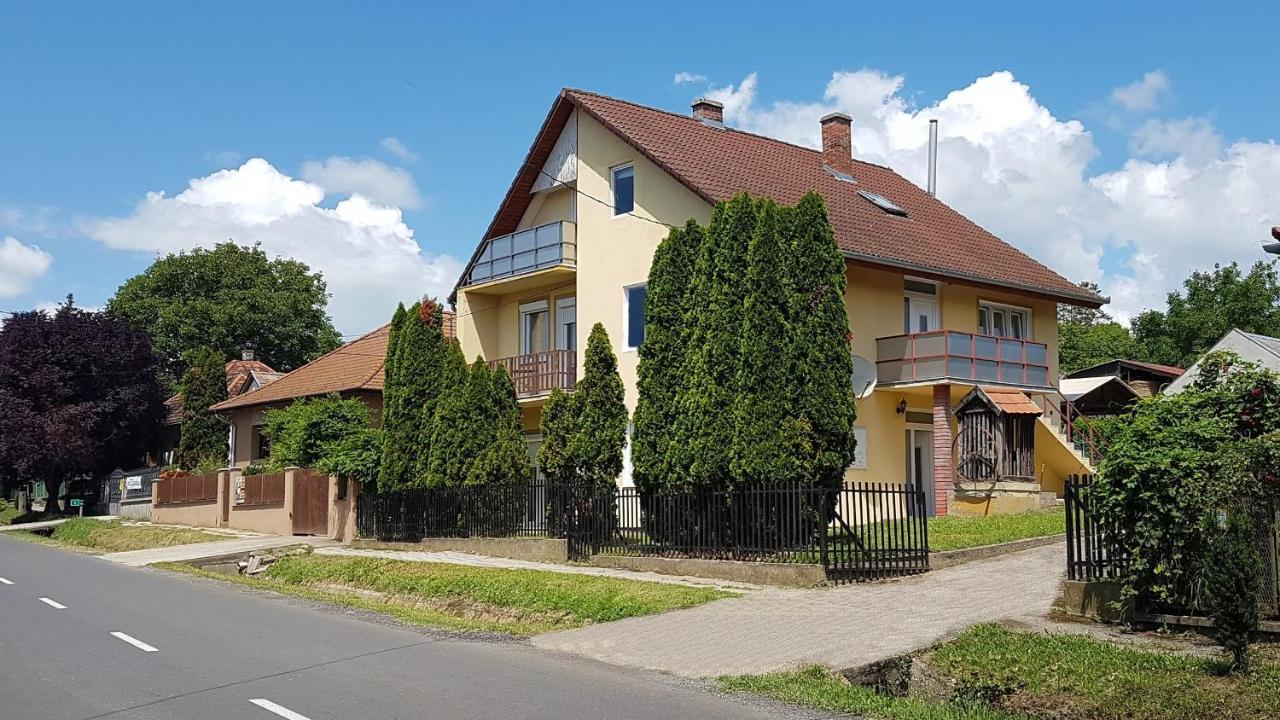 Grosses Ferienhaus Plattensee Balaton - Nyaralo Haz 6 Szobaval, 5 Fuerdoszobaval, 3000 Nm Apartment Szolad ภายนอก รูปภาพ